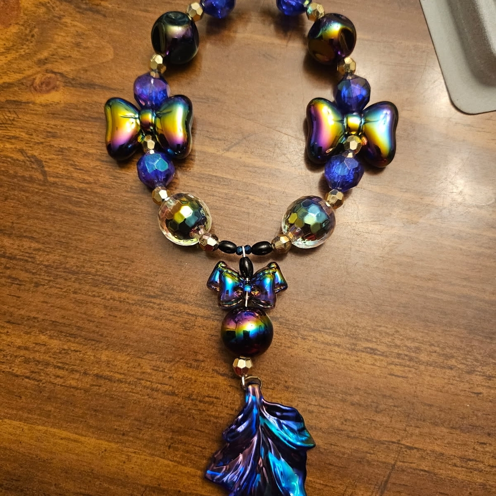 TAIENA DESIGN HANDMADE Iridescent Beaded Necklace with Leaf Pendant